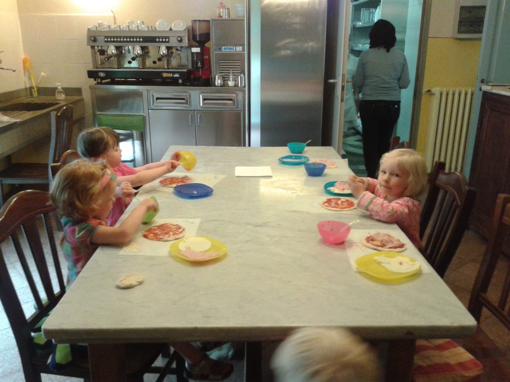 Villa Pia kids make pizza